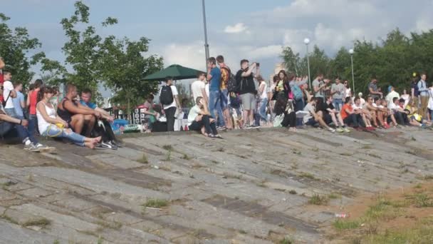 ST. PETERSBURG, RUSSIA - JULY 18, 2015: VK FEST. People sit on the embankment — стокове відео