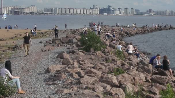Sankt Petersburg, Rosja-18 lipca, 2015: VK Fest. Ludzie siedzą i chodzą nad brzegiem morza — Wideo stockowe