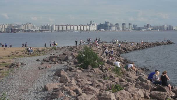 ST. PETERSBURG, RUSSIA - JULY 18, 2015: VK FEST. People sit and walk on the seafront — 비디오