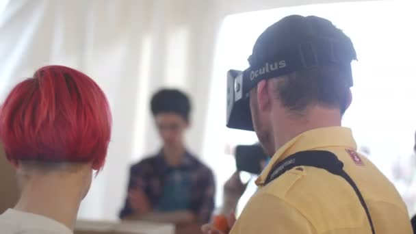 ST. PETERSBURG, RÚSSIA - 18 de julho de 2015: VK FEST. Homem joga jogo de realidade virtual com Oculus Rift — Vídeo de Stock