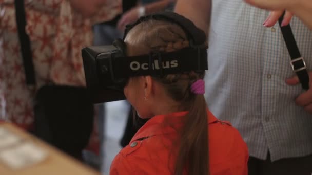 St. Petersburg, Ryssland - 18 juli 2015: Vk Fest. Små flickor spelar virtuell verklighet spelet med Oculus Rift — Stockvideo