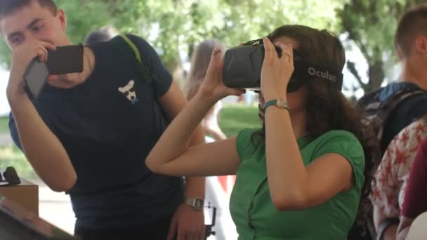 ST. PETERSBURG, RÚSSIA - 18 de julho de 2015: VK FEST. Mulheres joga jogo de realidade virtual com Oculus Rift — Vídeo de Stock