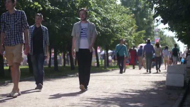 ST. PETERSBURG, RUSIA - 18 DE JULIO DE 2015: VK FEST. La gente camina en el parque y va en un sendero — Vídeo de stock