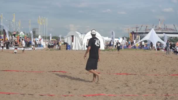 St. petersburg, russland - 18. juli 2015: vk fest. Frisbee spielen am Strand im Sommer. Zeitlupe — Stockvideo