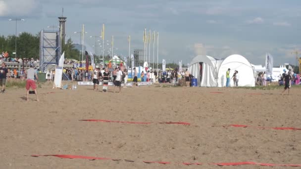 ST. PETERSBURG, RUSSIA - 18 LUGLIO 2015: VK FEST. Giocare a frisbee sulla spiaggia in estate. Rallentatore — Video Stock