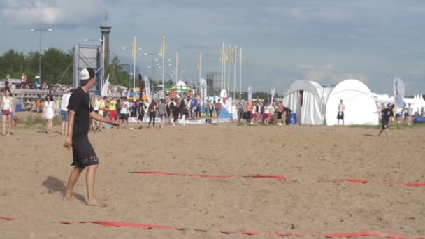 Санкт-Петербург, Російська Федерація - 18 липня 2015: ВК Fest. Грати фрісбі на пляжі влітку. Повільний рух — стокове відео