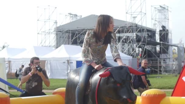 ST. PETERSBURG, RÚSSIA - 18 de julho de 2015: VK FEST. Montar um touro mecânico. Movimento lento — Vídeo de Stock