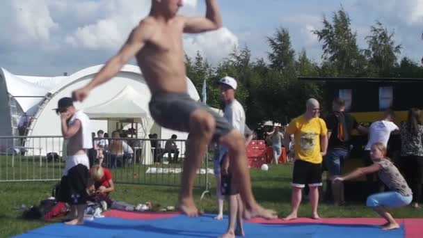 St. Petersburg, Federacja Rosyjska - 18 lipca 2015: Vk Fest. Szkolenie taniec walki Capoeira. Zwolnionym tempie — Wideo stockowe