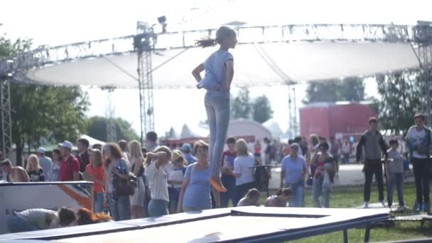 ST. PETERSBURG, RUSIA - 18 DE JULIO DE 2015: VK FEST. Niños saltando en el trampolín. Movimiento lento — Vídeos de Stock