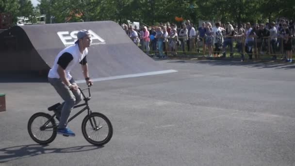 ST. PETERSBURG, RÚSSIA - 18 de julho de 2015: VK FEST. BMX motociclista movimento lento Tailwhip — Vídeo de Stock