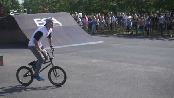 ST. PETERSBURG, RUSIA - 18 DE JULIO DE 2015: VK FEST. BMX Biker Látigo trasero de cámara lenta — Vídeo de stock