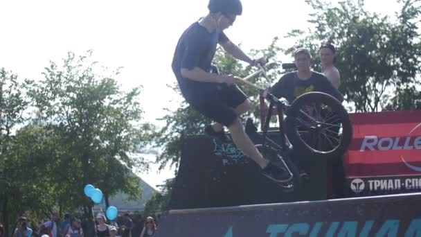 St. Petersburg, Federacja Rosyjska - 18 lipca 2015: Vk Fest. BMX Biker zwolnionym tempie Tailwhip — Wideo stockowe