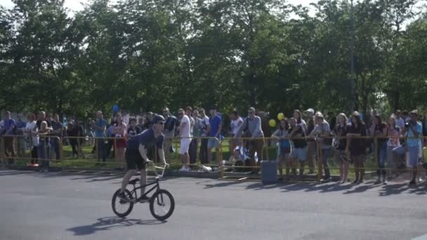 ST. PETERSBURG, RUSIA - 18 DE JULIO DE 2015: VK FEST. BMX Biker Látigo trasero de cámara lenta — Vídeo de stock