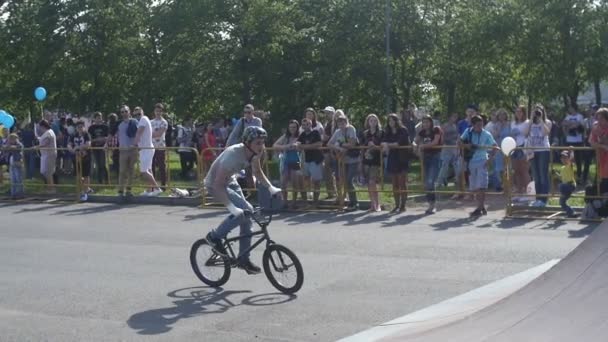 ST. PETERSBURG, RUSIA - 18 DE JULIO DE 2015: VK FEST. BMX Biker Látigo trasero de cámara lenta — Vídeo de stock