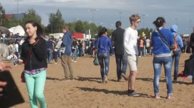 St. Petersburg, Rusya - 18 Temmuz 2015: Vk Fest. Kalabalık plaj konserinde. Soğuk hava