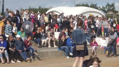 St. Petersburg, Rusya - 18 Temmuz 2015: Vk Fest. Kalabalık plaj konserinde. Soğuk hava