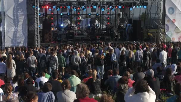 サンクトペテルブルク, ロシア連邦 - 2015 年 7 月 18 日: Vk 祭。コンサートを見ている草の上に座っている人々 の群衆 — ストック動画
