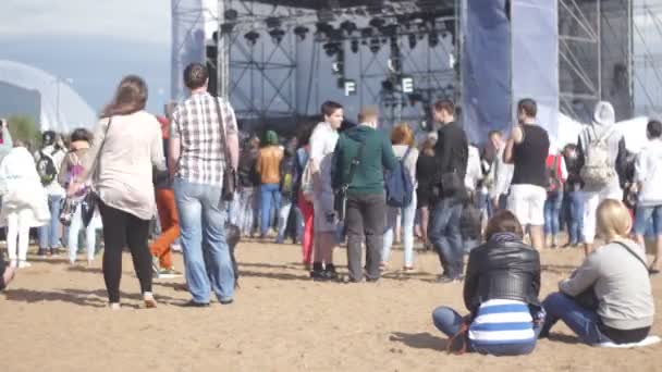 ST. PETERSBURG, RUSIA - 18 DE JULIO DE 2015: VK FEST. Multitud de espectadores en el concierto de playa. Clima frío. Cronograma — Vídeos de Stock