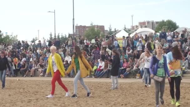 St. petersburg, russland - 18. juli 2015: vk fest. Zuschauermenge beim Strandkonzert. Kaltes Wetter — Stockvideo