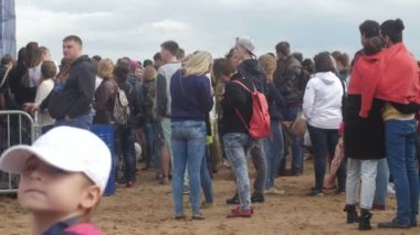 St. Petersburg, Rusya - 18 Temmuz 2015: Vk Fest. Kalabalık plaj konserinde. Soğuk hava