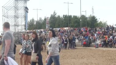 St. Petersburg, Rusya - 18 Temmuz 2015: Vk Fest. Kalabalık plaj konserinde. Soğuk hava