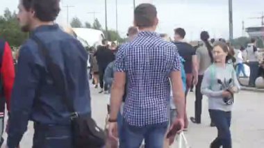 St. Petersburg, Rusya - 18 Temmuz 2015: Vk Fest. İnsanlar yaz avenue gidin. Timelapse