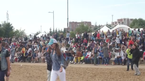 サンクトペテルブルク, ロシア連邦 - 2015 年 7 月 18 日: Vk 祭。浜のコンサートでの観客の群衆。寒い天気 — ストック動画