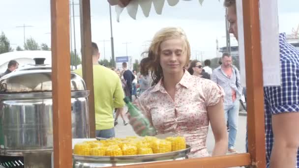 ST. PETERSBURG, RUSSIA - JULY 18, 2015: VK FEST. Boiled corn on barrowman car — Stock Video