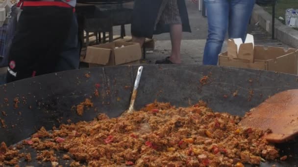 ST. PETERSBURG, RUSSIA - 18 LUGLIO 2015: FESTA VK. Coocking Pilaf Plov in strada - Afgano, uzbeko, piatto principale della cucina nazionale tagika — Video Stock