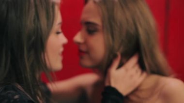 İki kadın lezbiyen kadın iç çamaşırı birbirine besleme