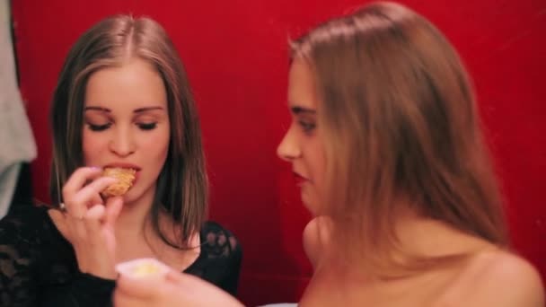 Duas mulheres lésbicas em lingerie se alimentam — Vídeo de Stock