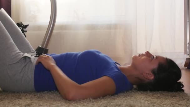 Mujer ejercicios de respiración en casa, dolly shot — Vídeos de Stock