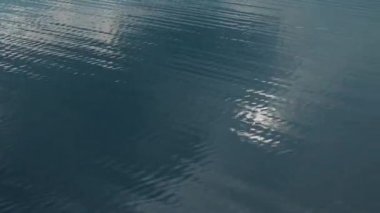 Mavi su yüzey dalga portre. Kamera arama