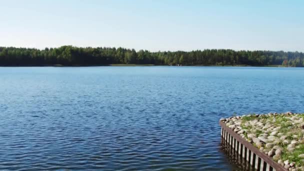 Masse en pierre, lac avec bateau. Forêt verte, nuageuse — Video