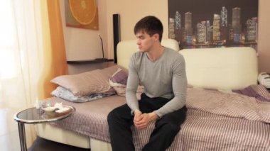 Yatakta otururken hasta adam alarak hap