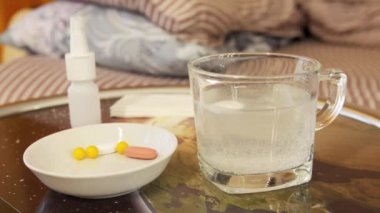 çözünür tablet beyaz cam su ile çözülür.