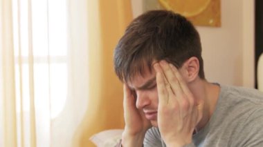 Evde bir baş ağrısı olan adam. Dinamik atış