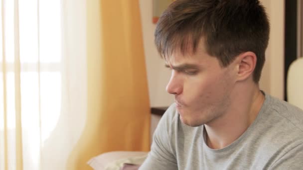 Άρρωστος άνθρωπος φυσώντας τη μύτη του σε κίτρινο δωμάτιο — Αρχείο Βίντεο