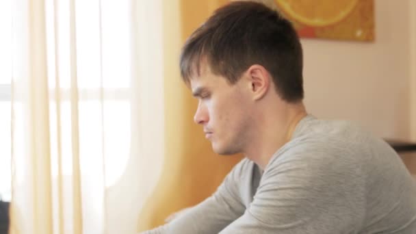 Kranker Mann nimmt Tablette im Wohnzimmer — Stockvideo