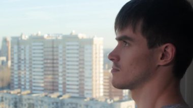 Adam cam ev görünümü dışında bir görünüm alır