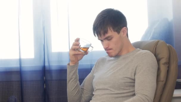 Çay içme adamla iskemlede, tablet pc — Stok video
