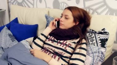 Hasta hasta kadın bahsediyor telefon ve öksürük