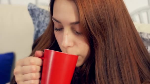 Mala mujer bebiendo té caliente. Sufrimiento de frío — Vídeos de Stock