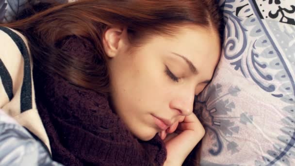 Mujer durmiendo en la cama. Lanzando y girando . — Vídeos de Stock