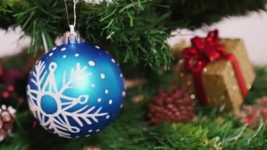 Noel ağacı mavi top bezemeleri