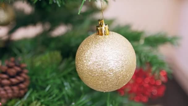 Boule dorée tordue sur l'arbre de Noël. Gros plan — Video