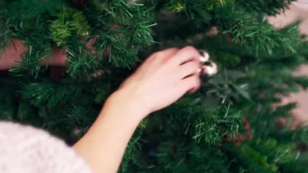 Decoración de árbol de Navidad artificial — Vídeo de stock