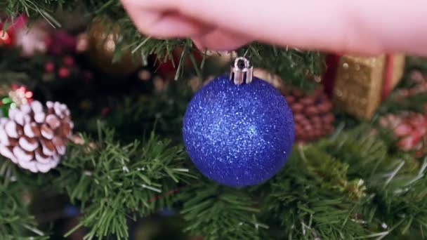 Dekoration des Weihnachtsbaums blaue Kugel — Stockvideo