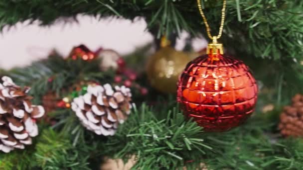 Διακόσμηση του χριστουγεννιάτικου δέντρου κόκκινο μπάλα. Τηγάνι — Αρχείο Βίντεο