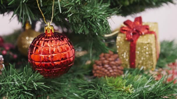 Decorazione dell'albero di Natale palla rossa — Video Stock